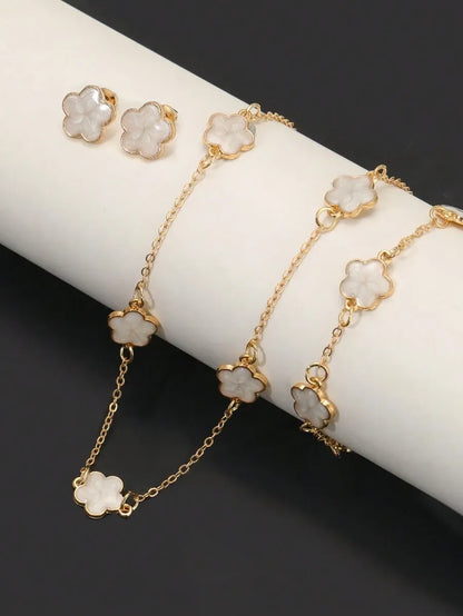 Elegant Gold Clover Necklace