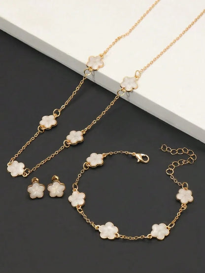 Elegant Gold Clover Necklace