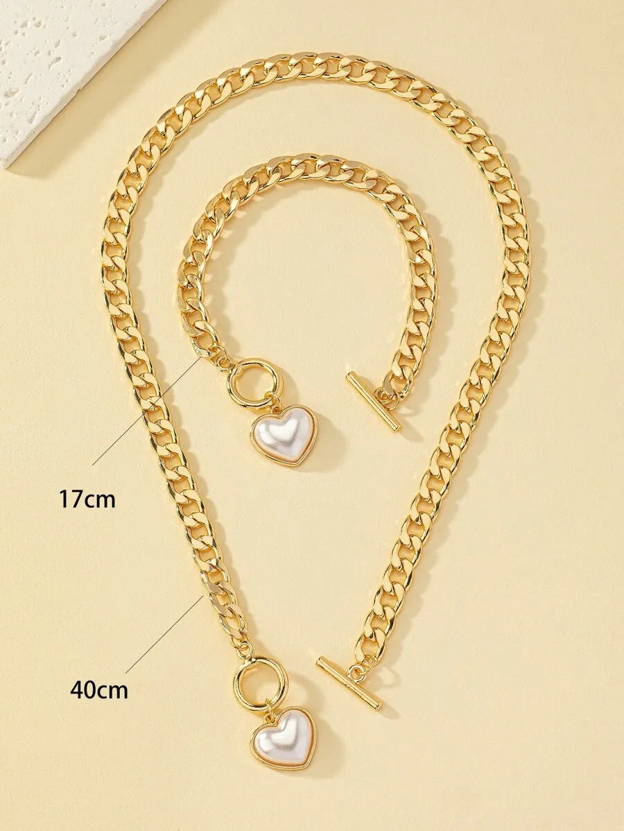 Elegant Gold Clover Necklace